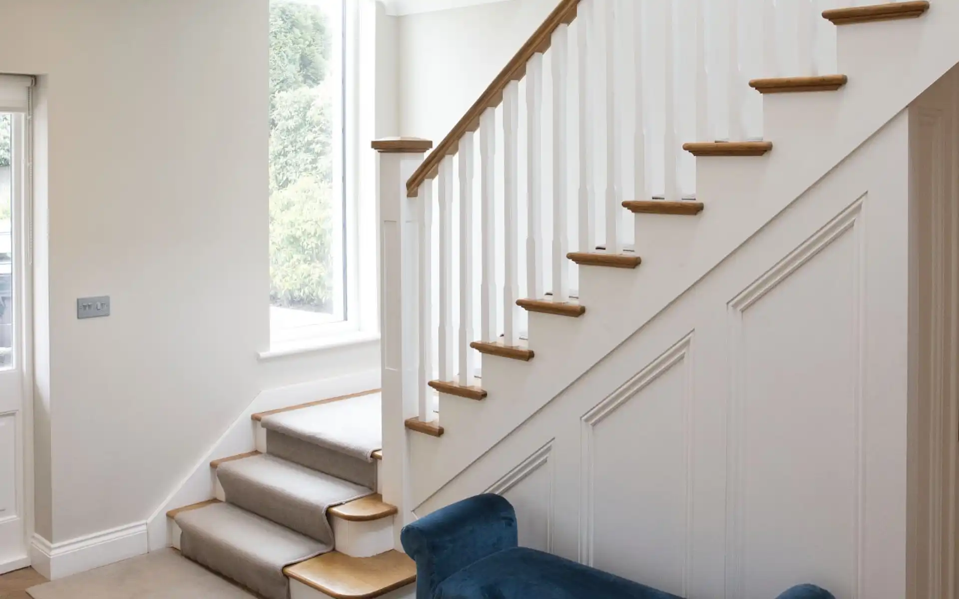 l shaped stairs white carpet